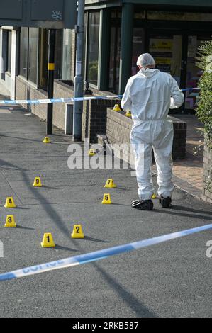 Parade, Birmingham, 24 agosto 2023: Un ufficiale forense esamina la scena dopo che un ragazzo di 16 anni è stato pugnalato fuori dall'University College di Birmingham giovedì pomeriggio. Un portavoce della polizia ha detto a BirminghamLive: "Siamo stati chiamati a un pugnalato fuori dall'University College di Birmingham a Ladywood, alle 14:40 di oggi (24 agosto). Un sedicenne è stato ricoverato in ospedale con gravi ferite. "Le nostre richieste sono in fase iniziale e chiunque disponga di informazioni è invitato a contattarci tramite chat dal vivo sul nostro sito Web o chiamando il numero 101 e il registro delle quotazioni 2794 del 24 agosto." Credito: Stop Press Media/Alamy Live News Foto Stock