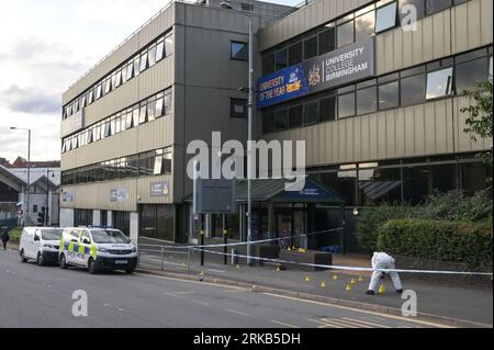 Parade, Birmingham, 24 agosto 2023: Un ufficiale forense esamina la scena dopo che un ragazzo di 16 anni è stato pugnalato fuori dall'University College di Birmingham giovedì pomeriggio. Un portavoce della polizia ha detto a BirminghamLive: "Siamo stati chiamati a un pugnalato fuori dall'University College di Birmingham a Ladywood, alle 14:40 di oggi (24 agosto). Un sedicenne è stato ricoverato in ospedale con gravi ferite. "Le nostre richieste sono in fase iniziale e chiunque disponga di informazioni è invitato a contattarci tramite chat dal vivo sul nostro sito Web o chiamando il numero 101 e il registro delle quotazioni 2794 del 24 agosto." Credito: Stop Press Media/Alamy Live News Foto Stock