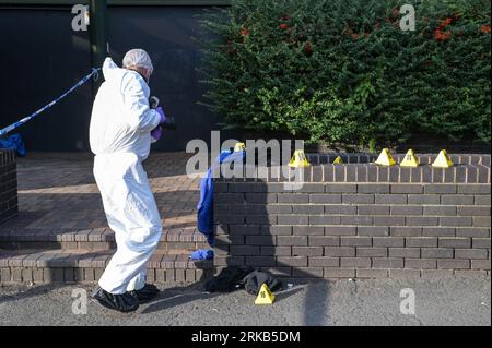 Parade, Birmingham, 24 agosto 2023: Un ufficiale forense esamina la scena dopo che un ragazzo di 16 anni è stato pugnalato fuori dall'University College di Birmingham giovedì pomeriggio. Un portavoce della polizia ha detto a BirminghamLive: "Siamo stati chiamati a un pugnalato fuori dall'University College di Birmingham a Ladywood, alle 14:40 di oggi (24 agosto). Un sedicenne è stato ricoverato in ospedale con gravi ferite. "Le nostre richieste sono in fase iniziale e chiunque disponga di informazioni è invitato a contattarci tramite chat dal vivo sul nostro sito Web o chiamando il numero 101 e il registro delle quotazioni 2794 del 24 agosto." Credito: Stop Press Media/Alamy Live News Foto Stock