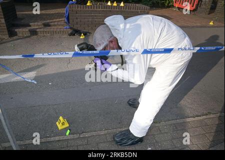 Parade, Birmingham, 24 agosto 2023: Un ufficiale forense esamina la scena dopo che un ragazzo di 16 anni è stato pugnalato fuori dall'University College di Birmingham giovedì pomeriggio. Un portavoce della polizia ha detto a BirminghamLive: "Siamo stati chiamati a un pugnalato fuori dall'University College di Birmingham a Ladywood, alle 14:40 di oggi (24 agosto). Un sedicenne è stato ricoverato in ospedale con gravi ferite. "Le nostre richieste sono in fase iniziale e chiunque disponga di informazioni è invitato a contattarci tramite chat dal vivo sul nostro sito Web o chiamando il numero 101 e il registro delle quotazioni 2794 del 24 agosto." Credito: Stop Press Media/Alamy Live News Foto Stock