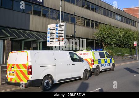 Parade, Birmingham, 24 agosto 2023: Un ufficiale forense esamina la scena dopo che un ragazzo di 16 anni è stato pugnalato fuori dall'University College di Birmingham giovedì pomeriggio. Un portavoce della polizia ha detto a BirminghamLive: "Siamo stati chiamati a un pugnalato fuori dall'University College di Birmingham a Ladywood, alle 14:40 di oggi (24 agosto). Un sedicenne è stato ricoverato in ospedale con gravi ferite. "Le nostre richieste sono in fase iniziale e chiunque disponga di informazioni è invitato a contattarci tramite chat dal vivo sul nostro sito Web o chiamando il numero 101 e il registro delle quotazioni 2794 del 24 agosto." Credito: Stop Press Media/Alamy Live News Foto Stock