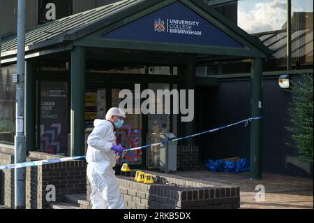 Parade, Birmingham, 24 agosto 2023: Un ufficiale forense esamina la scena dopo che un ragazzo di 16 anni è stato pugnalato fuori dall'University College di Birmingham giovedì pomeriggio. Un portavoce della polizia ha detto a BirminghamLive: "Siamo stati chiamati a un pugnalato fuori dall'University College di Birmingham a Ladywood, alle 14:40 di oggi (24 agosto). Un sedicenne è stato ricoverato in ospedale con gravi ferite. "Le nostre richieste sono in fase iniziale e chiunque disponga di informazioni è invitato a contattarci tramite chat dal vivo sul nostro sito Web o chiamando il numero 101 e il registro delle quotazioni 2794 del 24 agosto." Credito: Stop Press Media/Alamy Live News Foto Stock