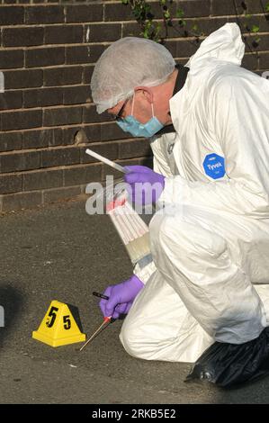 Parade, Birmingham, 24 agosto 2023: Un ufficiale forense esamina la scena dopo che un ragazzo di 16 anni è stato pugnalato fuori dall'University College di Birmingham giovedì pomeriggio. Un portavoce della polizia ha detto a BirminghamLive: "Siamo stati chiamati a un pugnalato fuori dall'University College di Birmingham a Ladywood, alle 14:40 di oggi (24 agosto). Un sedicenne è stato ricoverato in ospedale con gravi ferite. "Le nostre richieste sono in fase iniziale e chiunque disponga di informazioni è invitato a contattarci tramite chat dal vivo sul nostro sito Web o chiamando il numero 101 e il registro delle quotazioni 2794 del 24 agosto." Credito: Stop Press Media/Alamy Live News Foto Stock