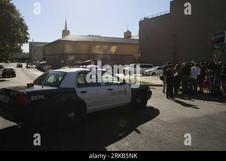 Bildnummer: 54484614 Datum: 28.09.2010 Copyright: imago/Xinhua (100928) -- AUSTIN, 28 settembre 2010 (Xinhua) -- Un'auto della polizia viene vista dopo un incidente di sparatoria al campus della University of Texas Austin ad Austin, Texas, Stati Uniti, 28 settembre 2010. Il pistolero morì dopo aver sembrato essersi sparato alla Perry Castaneda Library dell'università, disse Rohnda Weldon, direttore delle comunicazioni dell'università. La polizia stava cercando un possibile secondo sospetto perché le descrizioni fornite dai testimoni oculari erano diverse. (Xinhua/Song Qiong) (zw) U.S.-AUSTIN-SHOOTING PUBLICATIONxNOTxIN Foto Stock