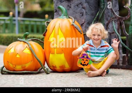 Bambino in costume di Halloween. I bambini trick o treat. Ragazzino con lanterna di zucca. Festa della famiglia. Foto Stock