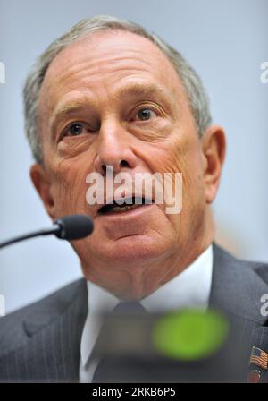 100930 -- WASHINGTON D.C., 30 settembre 2010 Xinhua -- il sindaco di New York Michael Bloomberg testimonia durante un'audizione sul ruolo dell'immigrazione nel rafforzare l'economia degli Stati Uniti prima della camera immigrazione, cittadinanza, rifugiati, sicurezza di frontiera e sottocomitato di diritto internazionale su Capitol Hill a Washington D.C., capitale degli Stati Uniti, 30 settembre 2010. Xinhua/Zhang Jun US-WASHINGTON-HEARING-BLOOMBERG PUBLICATIONxNOTxINxCHN Foto Stock