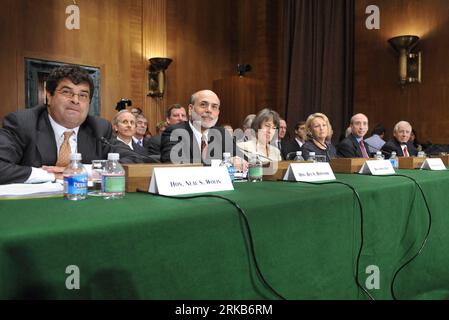 Bildnummer: 54500013 Datum: 30.09.2010 Copyright: imago/Xinhua (100930) -- WASHINGTON D.C., 30 settembre 2010 (Xinhua) -- Vice Segretario del Tesoro degli Stati Uniti Neal Wolin, Presidente del sistema della Federal Reserve degli Stati Uniti e Consiglio di amministrazione Ben Bernanke, Presidente della Federal Deposit Insurance Corporation Sheila Bair, Presidente della Commissione per i titoli e gli scambi degli Stati Uniti Mary Schapiro, Gary Gensler, presidente della Commodity Futures Trading Commission e John Walsh (L-R), compattatore di valuta, testimoniano durante un'audizione sull'attuazione della legge Dodd-Frank Wall Street Reform and Consumer Protection Act, davanti alla S Foto Stock