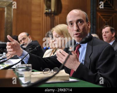 Bildnummer: 54500020 Datum: 30.09.2010 Copyright: imago/Xinhua (100930) -- WASHINGTON D.C., 30 settembre 2010 (Xinhua) -- il presidente della Commodity Futures Trading Commission Gary Gensler testimonia durante un'audizione sull'attuazione del Dodd-Frank Wall Street Reform and Consumer Protection Act, davanti al Senate Banking, Housing and Urban Affairs Committee a Capitol Hill a Washington D.C., capitale degli Stati Uniti, 30 settembre 2010. I legislatori statunitensi hanno convocato i guardiani bancari per il primo rapporto sullo stato di avanzamento dell'implementazione della revisione finanziaria-normativa di luglio. (Xinhua/Zhang Jun) US-WASHING Foto Stock