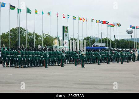 Bildnummer: 54503575 Datum: 01.10.2010 Copyright: imago/Xinhua (101001) -- ABUJA, 1 ottobre 2010 (Xinhua) -- Guardia d'Onore partecipa alle celebrazioni del 50° anniversario dell'indipendenza della Nigeria presso la Piazza delle Aquile ad Abuja, Nigeria, 1 ottobre 2010. (Xinhua/li Huailin) (zw) NIGERIA-ABUJA-INDIPENDENZA-CELEBRAZIONE PUBLICATIONxNOTxINxCHN Politik Gesellschaft Nationalfeiertag Unabhängigkeitstag Parade Militär Militärparade kbdig xng 2010 quer premiumd xint o0 totale Bildnummer 54503575 Data 01 10 2010 Copyright Imago XINHUA Abuja OCT 1 2010 XINHUA HONOR Guard assistere alle celebrazioni del 50 Foto Stock