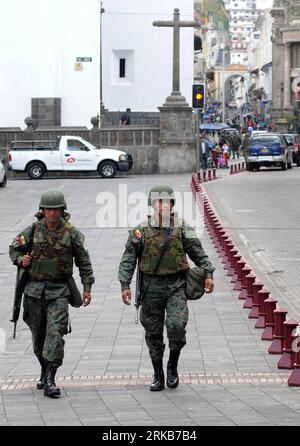 Bildnummer: 54503587  Datum: 01.10.2010  Copyright: imago/Xinhua (101001) -- QUITO, Oct. 1, 2010 (Xinhua) -- Ecuadorian military soldiers patrol outside the Palacio de Carondelet in Quito, capital of Ecuador, Oct. 1, 2010. Order had apparently returned to Ecuador Friday morning after President Rafael Correa returned safely late Thursday to the presidential palace from a police hospital where he was stranded. Security forces on Thursday staged a protest in Quito against a law passed earlier by the National Assembly that cut benefits for the officers and the unrest quickly spread to some other c Stock Photo