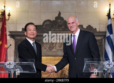 Bildnummer: 54505747 Datum: 02.10.2010 Copyright: imago/Xinhua (101002) -- ATENE, 2 ottobre 2010 (Xinhua) -- il primo ministro greco George Papandreou (R) stringe la mano al Premier cinese Wen Jiabao durante una conferenza stampa ad Atene, Grecia, il 2 ottobre 2010. (Xinhua/Xie Huanchi) (lr) GRECIA-CINA-WEN JIABAO-PAPANDREOU-CONFERENZA STAMPA PUBLICATIONxNOTxINxCHN People Politik kbdig xmk 2010 quer premiumd xint Bildnummer 54505747 Data 02 10 2010 Copyright Imago XINHUA Atene OCT 2 2010 XINHUA primo ministro greco George Papandreou r Shakes Hands with Chinese Premier Wen Jiabao during a Press Foto Stock