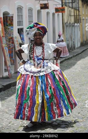 Bildnummer: 54514570 Datum: 05.10.2010 Copyright: imago/Xinhua (101005) -- SALVADOR, 5 ottobre 2010 (Xinhua) -- Una donna locale in costumi tradizionali cammina in una strada a Salvador, nord-est del Brasile, 5 ottobre 2010. Secondo il Segretario del Turismo di Bahia, tra gennaio e agosto di quest'anno, 1,9 milioni di viaggiatori sono atterrati in città, aumentati del 12,95% nello stesso periodo dello scorso anno. (Xinhua/Song Weiwei) BRASILE-SALVADOR-TOURISM PUBLICATIONxNOTxINxCHN Reisen kbdig xcb 2010 hoch o0 Land, Leute, Frau, Freisteller Bildnummer 54514570 Date 05 10 2010 Copyright Imago XINHUA sa Foto Stock