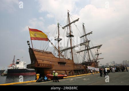 Bildnummer: 54515328 Datum: 06.10.2010 Copyright: imago/Xinhua (101006) -- MANILA, 6 ottobre 2010 (Xinhua) -- Una folla si avvicina alla replica del galeone spagnolo Andalucia ancorata al molo 13 a Manila, nelle Filippine 6 ottobre 2010. L'Andalucia è una replica della nave da galeone spagnola del XVII secolo che percorreva la rotta commerciale Manila-Acapulco, ed è in una visita di 3 giorni a Manila per la celebrazione del dia del Galeon o Galleon Day, che mira ad aggiungere una nuova dimensione al commercio dei galeoni, mettendo in evidenza il ruolo dei filippini durante il periodo del commercio marittimo, oltre a enfatizzare l'arte indigena Foto Stock