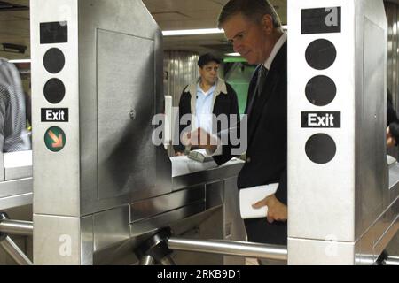 Bildnummer: 54518934  Datum: 07.10.2010  Copyright: imago/Xinhua (101007) -- NEW YORK, Oct. 7, 2010 (Xinhua) -- A man slides his Metrocard to enter a subway station in New York, the United States, Oct. 7, 2010. The Metropolitan Transportation Authority (MTA) voted Thursday to approve fare increases on both the monthly and weekly Metrocards of New York s subway next year. The monthly Metrocard will be increased by 17% to 104 from 89 U.S. dollars, and the weekly card will rise from 27 to 29 dollars. (Xinhua/Wu Kaixiang) (zw) U.S.-NEW YORK-SUBWAY-FARE-INCREASE PUBLICATIONxNOTxINxCHN Gesellschaft Stock Photo