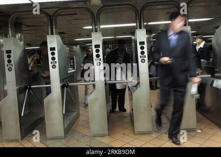 Bildnummer: 54518936 Datum: 07.10.2010 Copyright: imago/Xinhua (101007) -- NEW YORK, 7 ottobre 2010 (Xinhua) -- far scorrere le loro Metrocard per entrare in una stazione della metropolitana a New York, Stati Uniti, 7 ottobre 2010. La Metropolitan Transportation Authority (MTA) ha votato giovedì per approvare l'aumento delle tariffe sulle Metrocard mensili e settimanali della metropolitana di New York il prossimo anno. La Metrocard mensile sarà aumentata del 17% a 104 da 89 dollari USA e la carta settimanale salirà da 27 a 29 dollari. (Xinhua/Wu Kaixiang) (zw) U.S.-NEW YORK-SUBWAY-FARE-INCREASE PUBLICATIONxNOTxINxCHN Gesellschaft Verk Foto Stock