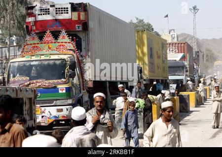 Bildnummer: 54526009  Datum: 11.10.2010  Copyright: imago/Xinhua (101011) -- TORKHAN, Oct. 11, 2010 (Xinhua) -- Pakistani oil tankers carrying fuel for NATO forces enter Afghanistan through Pakistan-Afghan border area in northwest Pakistan s Torkham, on October 11, 2010. Pakistan has decided to reopen supply routes to NATO forces in Afghanistan after closing the border to NATO trucks for 10 days. (Xinhua/Umar Qayyum) (lyi) PAKISTAN-TORKHAN-NATO-SUPPLIES-REOPEN PUBLICATIONxNOTxINxCHN Gesellschaft Wirtschaft  Grenze Verkehr Strasse kbdig xdp premiumd 2010 quer o0 Transport, LKW, Benzin, Treibsto Stock Photo