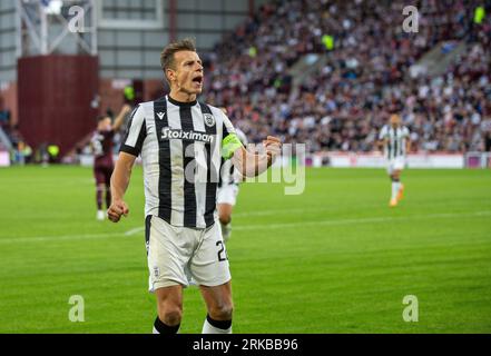 Tynecastle Park, Edimburgo, Regno Unito. 24 agosto 2023. UEFA Europa Conference League gioca la partita di qualificazione; Heart of Midlothian contro PAOK Salonika; Stefan Schwab di PAOK Salonika festeggia dopo aver raggiunto il 1-1, segnando dal punto di rigore al 12° minuto credito: Action Plus Sports/Alamy Live News Foto Stock