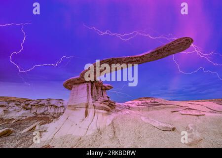 Lingua rock bilanciata e fulmini, Bisti Badlands, New Mexico, Bisti Badlands Wilderness Foto Stock