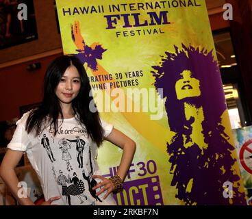 Bildnummer: 54548305 Datum: 19.10.2010 Copyright: imago/Xinhua (101020) -- HONOLULU, 20 ottobre 2010 (Xinhua) -- l'attrice taiwanese Vivian Hsu posa per le foto durante il 30° Hawaii International Film Festival (HIFF) a Honolulu, negli Stati Uniti, il 19 ottobre 2010. Tra cui Star and the Sea, Fire of Conscience e Hot Summer Days, tre film in cui Vivian Hsu interpreta ruoli saranno proiettati durante il festival. (Xinhua/Xie Xiudong)(zl) US-HONOLULU-HIFF-VIVIAN HSU PUBLICATIONxNOTxINxCHN Entertainment People Film Filmfestival kbdig xub 2010 quadrat Bildnummer 54548305 Data 19 10 2010 Foto Stock