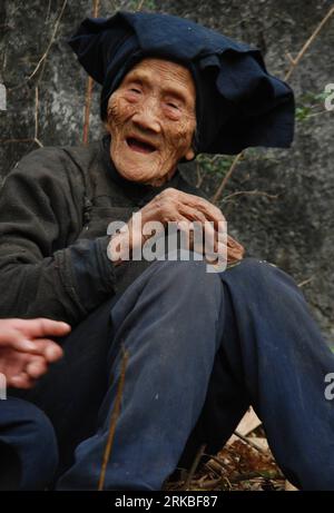 Bildnummer: 54550331  Datum: 20.10.2010  Copyright: imago/Xinhua (101020) -- BAMA COUNTY, Oct. 20, 2010 (Xinhua) -- Luo Meizhen, a 125-year-old woman, rests on the way to collect firewood on a hill near her residence in Bama County, southwest China s Guangxi Zhuang Autonomous Region (file photo taken on Jan. 18, 2009). Luo Meizhen has been ranked the oldest person in the country, according to a ranking list of the country s top 10 centenarians which was issued by Gerontological Society of China (GSC). Luo Meizhen was born on July 9, 1885. She got married with Huang Tiansong at the age of 45 an Stock Photo