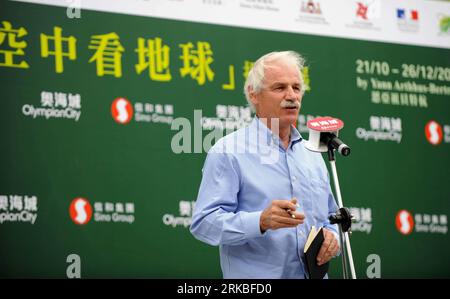 Bildnummer: 54550378 Datum: 20.10.2010 Copyright: imago/Xinhua (101020) -- HONG KONG, 20 ottobre 2010 (Xinhua) -- il fotografo francese Yann Arthus-Bertrand parla durante la cerimonia di apertura della sua Earth from Above-Aerial Portrait of Our Planet-Toward a Sustainable Development Exhibition a Hong Kong, Cina meridionale, 20 ottobre 2010. Yann Arthus-Bertrand è un fotografo aereo veterano con oltre 30 anni di esperienza. La mostra ha girato molti paesi in tutto il mondo, tra cui Regno Unito, Francia, Russia, Australia e Giappone. (Xinhua/Song Zhenping) CHINA-HONG KONG-EARTH FROM ABOVE-EXHIBITION Foto Stock