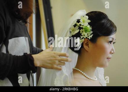 Bildnummer: 54562518  Datum: 24.10.2010  Copyright: imago/Xinhua (101025) -- HONG KONG, Oct. 25, 2010 (Xinhua) -- A bride is seen prior to her wedding ceremony at a church in south China s Hong Kong, Oct. 24, 2010. The wedding custom changes as it is popular nowadays for young couples to have a traditional Chinese ceremony in the morning and a western-style one at church in the afternoon. (Xinhua/Li Qiuchan) (cxy) CHINA-HONG KONG-CUSTOM-WEDDING (CN) PUBLICATIONxNOTxINxCHN Gesellschaft kbdig xcb 2010 quer  o0 Hochzeit Braut Schleier    Bildnummer 54562518 Date 24 10 2010 Copyright Imago XINHUA Stock Photo