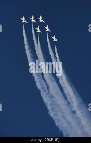 Bildnummer: 54562528 Datum: 24.10.2010 Copyright: imago/Xinhua (101025) -- HOUSTON, 25 ottobre 2010 (Xinhua) -- U.S. Air Force Thunderbirds Perform during the Wings Over Houston Airshow at the Arlington Air Force base, Texas, the United States, 24 ottobre 2010. (Xinhua/Song Qiong)(zcc) U.S.-HOUSTON-AIRSHOW PUBLICATIONxNOTxINxCHN Gesellschaft Airshow kbdig xcb 2010 hoch o0 Flugzeuge Flugshow Objekte Formation Formationsflug Luftfahrt Verkehr Bildnummer 54562528 Date 24 10 2010 Copyright Imago XINHUA Thunderbirds Perform OCT 25 2010 XINHUA U S Air Force Houston OCT Foto Stock