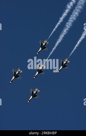 Bildnummer: 54562529  Datum: 24.10.2010  Copyright: imago/Xinhua (101025) -- HOUSTON, Oct. 25, 2010 (Xinhua) -- U.S. Air Force Thunderbirds perform during the Wings Over Houston Airshow at the Arlington Air Force Base, Texas, the United States, Oct. 24, 2010. (Xinhua/Song Qiong)(zcc) U.S.-HOUSTON-AIRSHOW PUBLICATIONxNOTxINxCHN Gesellschaft AirShow kbdig xcb 2010 hoch  o0 Flugzeuge Flugshow Objekte Formation Formationsflug Luftfahrt Verkehr    Bildnummer 54562529 Date 24 10 2010 Copyright Imago XINHUA  Houston OCT 25 2010 XINHUA U S Air Force Thunderbirds perform during The Wings Over Houston A Stock Photo