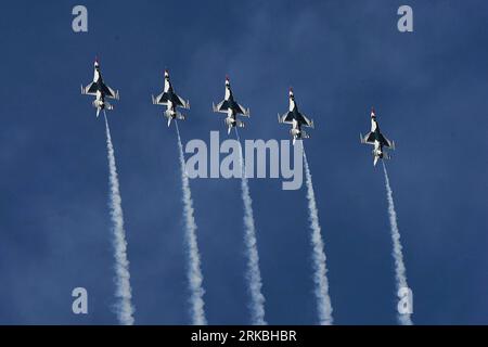 Bildnummer: 54562525 Datum: 24.10.2010 Copyright: imago/Xinhua (101025) -- HOUSTON, 25 ottobre 2010 (Xinhua) -- U.S. Air Force Thunderbirds Perform during the Wings Over Houston Airshow at the Arlington Air Force base, Texas, the United States, 24 ottobre 2010. (Xinhua/Song Qiong)(zcc) U.S.-HOUSTON-AIRSHOW PUBLICATIONxNOTxINxCHN Gesellschaft Airshow kbdig xcb 2010 quer o0 Flugzeuge Flugshow Objekte Formation Formationsflug Luftfahrt Verkehr Bildnummer 54562525 Date 24 10 2010 Copyright Imago XINHUA Thunderbird Houston OCT 25 2010 XINHUA U S Air Force durante le missioni di Houston Foto Stock