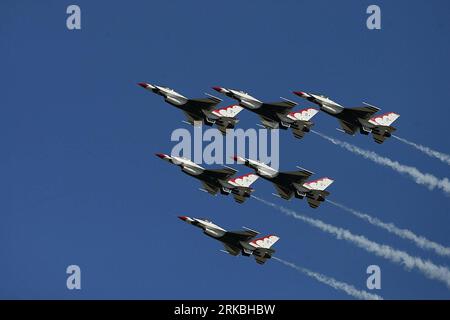 Bildnummer: 54562527 Datum: 24.10.2010 Copyright: imago/Xinhua (101025) -- HOUSTON, 25 ottobre 2010 (Xinhua) -- U.S. Air Force Thunderbirds Perform during the Wings Over Houston Airshow at the Arlington Air Force base, Texas, the United States, 24 ottobre 2010. (Xinhua/Song Qiong)(zcc) U.S.-HOUSTON-AIRSHOW PUBLICATIONxNOTxINxCHN Gesellschaft Airshow kbdig xcb 2010 quer o0 Flugzeuge Flugshow Objekte Formation Formationsflug Luftfahrt Verkehr Bildnummer 54562527 Date 24 10 2010 Copyright Imago XINHUA Thunderbirds Perform OCT 25 2010 XINHUA U S Air Force Houston OCT Foto Stock