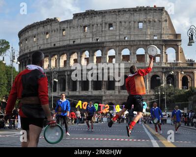 Bildnummer: 54562549 Datum: 24.10.2010 Copyright: imago/Xinhua (101024) -- ROMA, 24 ottobre 2010 (Xinhua) -- partecipa a un tradizionale gioco di corte Tamburello, risalente al XVI secolo, sul viale dei fori Imperiali vicino all'antico Colosseo di Roma, capitale d'Italia, 24 ottobre 2010. Un evento chiamato la memoria dei Giochi di strada si è tenuto nei pressi dell'antico Colosseo di Roma domenica, attirando molti cittadini e turisti. (Xinhua/Wang Qingqin) ITALIA-ROMA-STREET GAMES-COLOSSEUM PUBLICATIONxNOTxINxCHN Gesellschaft Italien kbdig xcb 2010 quer o0 Dynamik Bildnummer 54562549 Data 24 10 Foto Stock