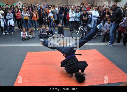 Bildnummer: 54562546 Datum: 24.10.2010 Copyright: imago/Xinhua (101024) -- ROMA, 24 ottobre 2010 (Xinhua) -- Un giovane esegue danza di strada sul viale dei fori Imperiali vicino all'antico Colosseo a Roma, capitale d'Italia, 24 ottobre 2010. Un evento chiamato la memoria dei Giochi di strada si è tenuto nei pressi dell'antico Colosseo di Roma domenica, attirando molti cittadini e turisti. (Xinhua/Wang Qingqin) ITALIA-ROMA-STREET GAMES-COLOSSEUM PUBLICATIONxNOTxINxCHN Gesellschaft Italien kbdig xcb 2010 quer o0 Break Dance Breakdance Bildnummer 54562546 Date 24 10 2010 Copyright Imago XINHUA Roma OCT Foto Stock