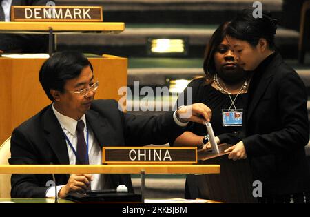 Bildnummer: 54564971  Datum: 25.10.2010  Copyright: imago/Xinhua (101025) -- NEW YORK, Oct. 25, 2010 (Xinhua) -- Wang Min (L), China s deputy permanent representative to the United Nations, votes at the General Assembly hall at the UN Heaquarters in New York, Oct. 25, 2010. China on Monday was re-elected to the UN Economic and Social Council (ECOSOC), one of the six principal UN organs tasked to coordinate the economic, social and related work of the United Nations and its specialized agencies and institutions -- known as the United Nations family organizations. (Xinhua/Shen Hong) (zw) UN-ECOS Stock Photo