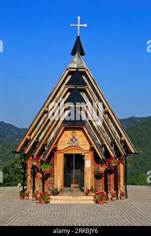 La chiesa ortodossa serba di San Sava a Drvengrad (Kustendorf) costruita dal regista serbo Emir Kusturica a Mokra Gora, Serbia Foto Stock