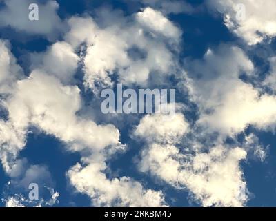 Palm Springs, California, USA. 23 agosto 2023. Nuvole sopra Palm Springs subito dopo l'alba. (Immagine di credito: © Ian L. Sitren/ZUMA Press Wire) SOLO USO EDITORIALE! Non per USO commerciale! Foto Stock