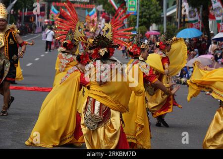 Danza Tuwu dal nord di sumatera al BEN Carnival. Questa danza è un segno di solidarietà e incoraggiamento per le persone che hanno lavorato per il re Foto Stock