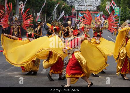 Danza Tuwu dal nord di sumatera al BEN Carnival. Questa danza è un segno di solidarietà e incoraggiamento per le persone che hanno lavorato per il re Foto Stock