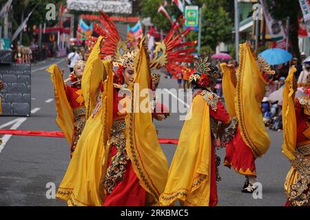 Danza Tuwu dal nord di sumatera al BEN Carnival. Questa danza è un segno di solidarietà e incoraggiamento per le persone che hanno lavorato per il re Foto Stock