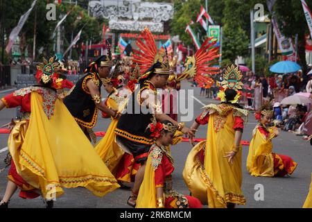 Danza Tuwu dal nord di sumatera al BEN Carnival. Questa danza è un segno di solidarietà e incoraggiamento per le persone che hanno lavorato per il re Foto Stock