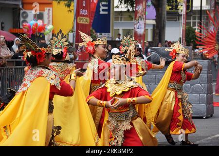 Danza Tuwu dal nord di sumatera al BEN Carnival. Questa danza è un segno di solidarietà e incoraggiamento per le persone che hanno lavorato per il re Foto Stock