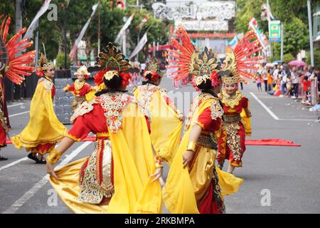 Danza Tuwu dal nord di sumatera al BEN Carnival. Questa danza è un segno di solidarietà e incoraggiamento per le persone che hanno lavorato per il re Foto Stock