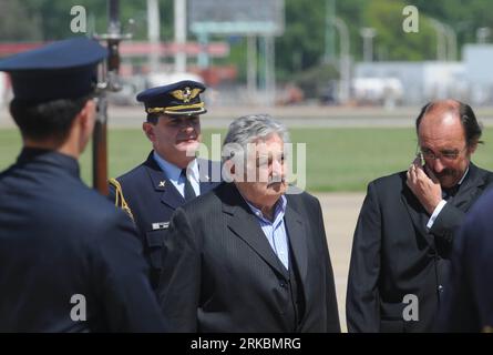 Bildnummer: 54578672 Datum: 28.10.2010 Copyright: imago/Xinhua BUENOS AIRES, 28 ottobre 2010 (Xinhua) - il presidente dell'Uruguay Jose Mujica (2nd R) arriva per partecipare al funerale dell'ex presidente dell'Argentina Nestor Kirchner, a Buenos Aires, Argentina, 28 ottobre 2010. L'ex presidente argentino Nestor Kirchner (2003-2007), marito della presidente argentina in carica Cristina Fernandez de Kirchner, è morto di infarto mercoledì. (Xinhua) (zw) ARGENTINA-BUENOS AIRES-KIRCHNER-DEATH PUBLICATIONxNOTxINxCHN Politik People Trauer Tod Trauerfeier Gedenken Abschied kbdig xub 2010 quer premiumd Bildn Foto Stock