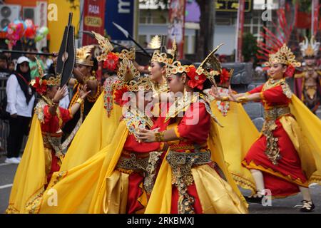 Danza Tuwu dal nord di sumatera al BEN Carnival. Questa danza è un segno di solidarietà e incoraggiamento per le persone che hanno lavorato per il re Foto Stock