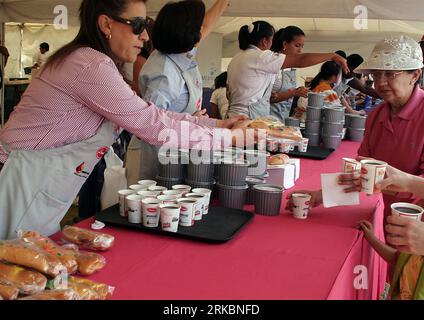 Bildnummer: 54585861 Datum: 29.10.2010 Copyright: imago/Xinhua (101030) -- QUITO, 30 ottobre 2010 (Xinhua) -- acquista una bevanda tradizionale colada morada, una sorta di bevanda viola, e cibo tipico per il giorno dei guaguas de pan morti, che è pane a forma di bambole, durante una celebrazione del prossimo giorno dei morti a Quito, capitale dell'Ecuador, il 29 ottobre 2010. (Xinhua/Santiago Armas)(djj) ECUADOR-QUITO-IL GIORNO DEI MORTI PUBLICATIONxNOTxINxCHN Gesellschaft kbdig xcb 2010 quer o0 dia de Muertos Tag der Toten Tradition Food Schokolade Trinkschokolade Bildnummer 54585861 Data 29 10 2010 Copyri Foto Stock