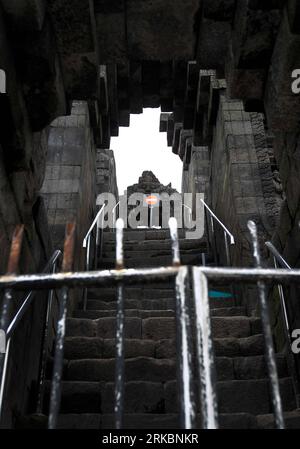 Bildnummer: 54586603  Datum: 30.10.2010  Copyright: imago/Xinhua (101030) -- YOGYAKARTA (INDONESIA), Oct. 30, 2010 (Xinhua) -- Entrance to the top of the temple is closed in the Borobudur Temple near Yogyakarta, Indonesia, Oct. 30, 2010. The Borobudur Temple, a world cultural heritage, is one of the most famous tourist attractions in Indonesia. The temple was partly closed to clean up the ashes from Oct. 28 to Oct. 30, after Mount Merapi s first eruption on Oct. 26. (Xinhua/Zhang Yuwei) (lyi) INDONESIA-YOGYAKARTA-BOTOBUDUR-VOLCANO-ERUPTION PUBLICATIONxNOTxINxCHN Gesellschaft Reinigung Vulkanas Stock Photo