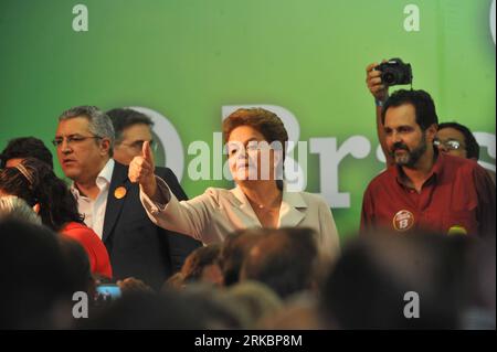 Bildnummer: 54589485 Datum: 31.10.2010 Copyright: imago/Xinhua (101101) -- BRASILIA, 1 novembre 2010 (Xinhua) -- il presidente eletto del Brasile Dilma Rousseff (C) gesti durante il primo annuncio ufficiale dopo aver vinto le elezioni presidenziali a Brasilia, capitale del Brasile, 31 ottobre 2010. Dilma Rousseff è stata ufficialmente dichiarata presidente eletto domenica dal Tribunale elettorale superiore (SET). (Xinhua/Song Weiwei)(wjd) BRAZIL-DILMA ROUSSEFF-PRESIDENT-ELECTED (CN) PUBLICATIONxNOTxINxCHN People Politik kbdig xkg 2010 quer o0 Wahl Präsidentschaftswahl Anhänger Bildnummer 54589485 Date 31 10 2 Foto Stock