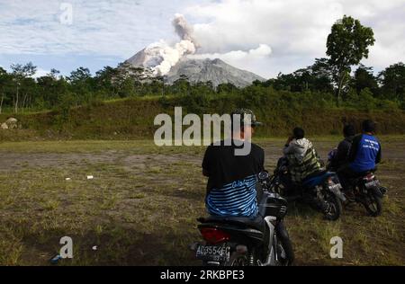 Bildnummer: 54591429  Datum: 02.11.2010  Copyright: imago/Xinhua (101102) -- KLATEN, Nov. 2, 2010 (Xinhua) -- Local residents watch the Merapi volcano as it released ash clouds, in Central Java of Indonesia on Nov. 2, 2010. Mount Merapi in Indonesia s Central Java province early Tuesday spewed cloud of hot ash again, but there is no reports of casualties and material losses. (Xinhua/Zhang Yuwei) (cl) INDONESIA-MERAPI VOLCANO-SPEWING AGAIN PUBLICATIONxNOTxINxCHN Gesellschaft Naturkatatstrophen Vulkan Vulkanausbruch Ausbruch kbdig xub 2010 quer Highlight premiumd     Bildnummer 54591429 Date 02 Stock Photo