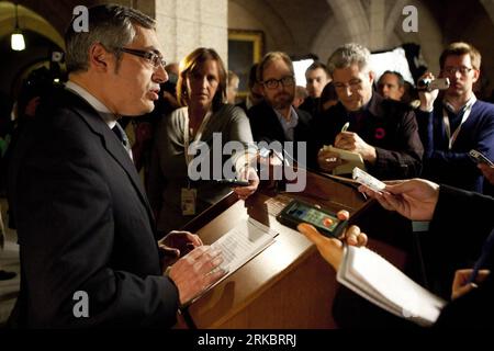 Bildnummer: 54602295 Datum: 03.11.2010 Copyright: imago/Xinhua (101104) -- OTTAWA, 4 novembre 2010 (Xinhua) -- il Ministro dell'industria canadese Tony Clement rilascia una dichiarazione nel foyer della camera dei comuni sulla Collina del Parlamento a Ottawa, Ontario, Canada, il 3 novembre 2010. Tony Clement ha detto qui mercoledì che il suo governo ha disapprovato la proposta di BHP Billiton di acquisizione ostile della Potash Corporation di Saskatchewan, il più grande produttore di potassio del mondo. (Xinhua/Christopher Pike) (cl) CANADA-BHP S TAKEOVER-POTASH PRODUCER-DISAPPROVING PUBLICATIONxNOTxINxCHN People Politik kbdig x Foto Stock