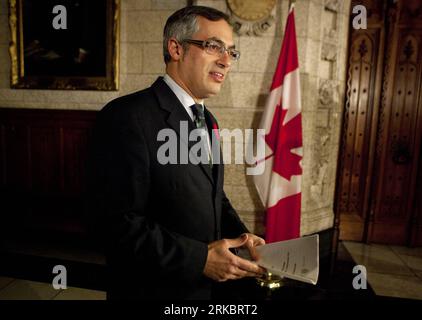 Bildnummer: 54602296 Datum: 03.11.2010 Copyright: imago/Xinhua (101104) -- OTTAWA, 4 novembre 2010 (Xinhua) -- il Ministro dell'industria canadese Tony Clement rilascia una dichiarazione nel foyer della camera dei comuni sulla Collina del Parlamento a Ottawa, Ontario, Canada, il 3 novembre 2010. Tony Clement ha detto qui mercoledì che il suo governo ha disapprovato la proposta di BHP Billiton di acquisizione ostile della Potash Corporation di Saskatchewan, il più grande produttore di potassio del mondo. (Xinhua/Christopher Pike) (cl) CANADA-BHP S TAKEOVER-POTASH PRODUCER-DISAPPROVING PUBLICATIONxNOTxINxCHN People Politik kbdig x Foto Stock