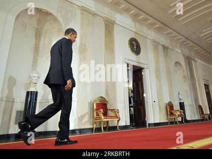 (101103) -- WASHINGTON, 3 novembre 2010 (Xinhua) -- il presidente degli Stati Uniti Barack Obama parte dopo una conferenza stampa nella sala est della Casa Bianca a Washington D.C., capitale degli Stati Uniti, 3 novembre 2010. Obama mercoledì ha detto che i risultati delle elezioni di medio termine mostrano che la gente è frustrata dal fatto che i progressi nella ripresa economica non hanno avuto luogo abbastanza velocemente, e lui se ne assume la responsabilità. (Xinhua/Zhang Jun) (zw) U.S.-WASHINGTON-OBAMA PUBLICATIONxNOTxINxCHN 101103 Washington Nov 3 2010 XINHUA il presidente degli Stati Uniti Barack Obama lascia dopo una conferenza stampa nella sala est della Casa Bianca a Wa Foto Stock